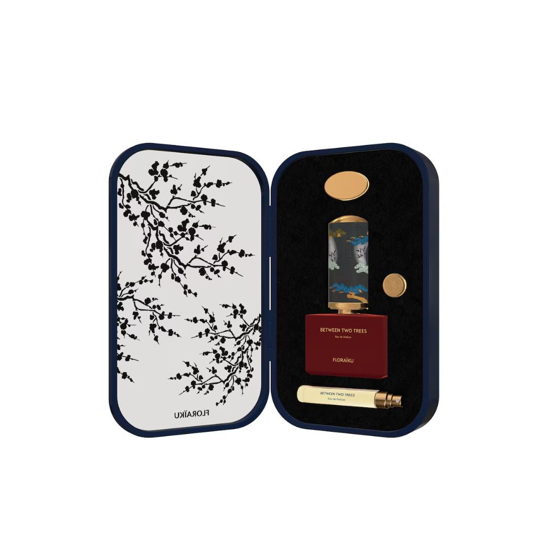 عطر بين شجرتين